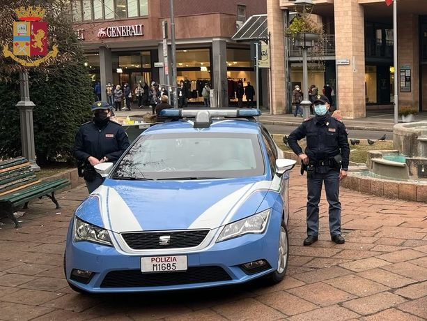 Tenta una rapina da Zara a Varese, arrestato un uomo Tenta una rapina da Zara a Varese, arrestato un uomo