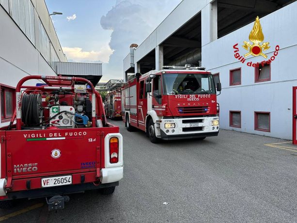 Macchinario prende fuoco in un'azienda di Uboldo, due operai intossicati