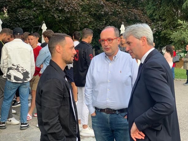 VIDEO E FOTO. Galimberti applaude il Varese al De Filippi: «Una bella pagina di sport per la città. Parliamo con la società per gli adeguamenti allo stadio» VIDEO E FOTO. Galimberti applaude il Varese al De Filippi: «Una bella pagina di sport per la città. Parliamo con la società per gli adeguamenti allo stadio»