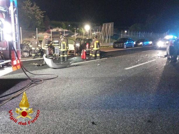 Maxi incidente in autostrada: sette feriti, due sono gravi. Raccordo dell'A26 tra Sesto e Besnate chiuso nella notte Maxi incidente in autostrada: sette feriti, due sono gravi. Raccordo dell'A26 tra Sesto e Besnate chiuso nella notte