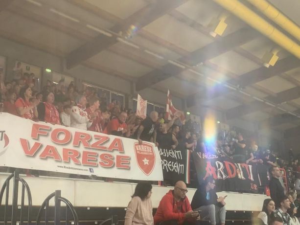 TORTONA-VARESE, la diretta. Centinaia di varesini a Casale per sostenere i biancorossi