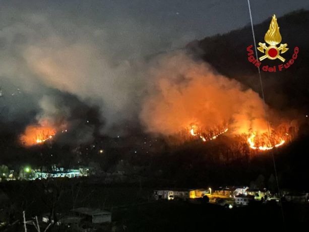 Un'altra notte di fuoco a Montegrino: il fronte dell'incendio si è allargato a 500 metri Un'altra notte di fuoco a Montegrino: il fronte dell'incendio si è allargato a 500 metri
