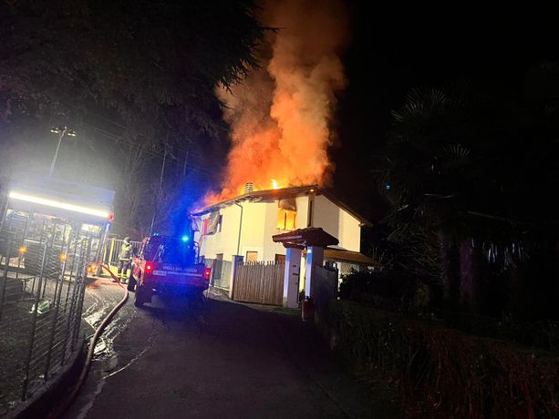 FOTO. Incendio nella notte a Montegrino Valtravaglia: tetto distrutto dalle fiamme