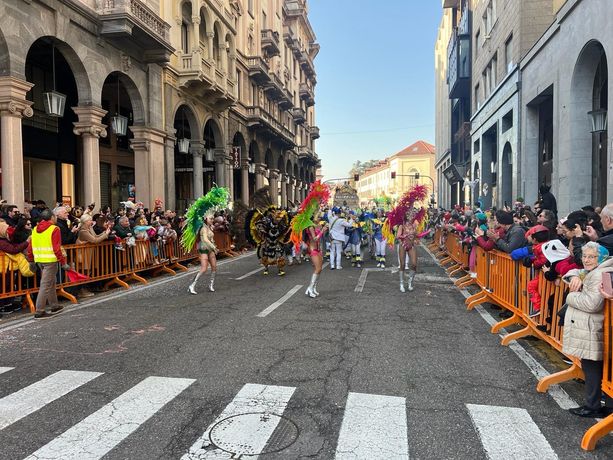 VIDEO e FOTO - Migliaia per le strade tra canti e balli. Niente come il Carnevale a Varese VIDEO e FOTO - Migliaia per le strade tra canti e balli. Niente come il Carnevale a Varese