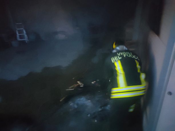 La cenere del camino riposta in un bidone manda a fuoco un garage a Morazzone