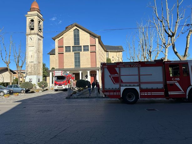 Pluviale pericolante per il vento forte. Intervento dei vigili del fuoco alla chiesa di Verghera Pluviale pericolante per il vento forte. Intervento dei vigili del fuoco alla chiesa di Verghera
