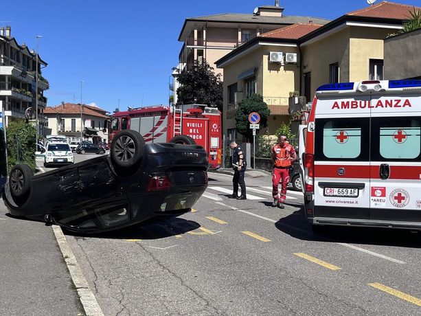 Schianto e auto ribaltata in via Crispi: una donna ferita e strada chiusa