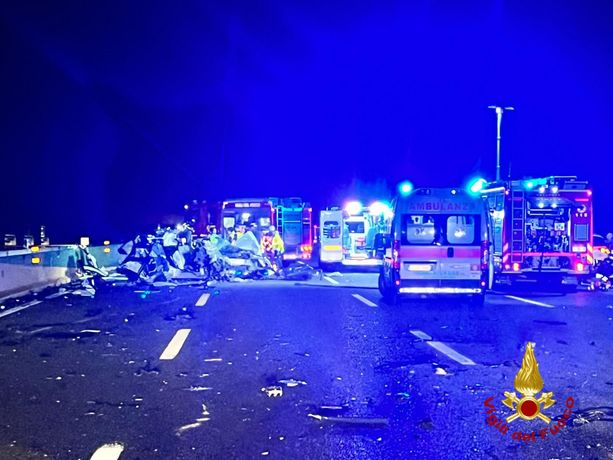 Milano, furgone contromano in autostrada: un ferito grave. Il conducente scappa nei campi Milano, furgone contromano in autostrada: un ferito grave. Il conducente scappa nei campi