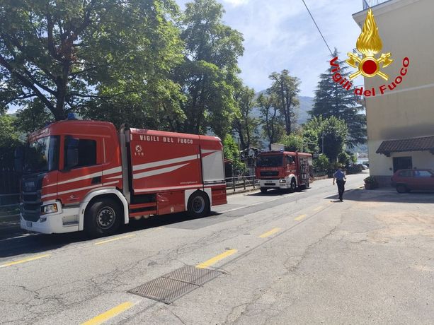 A fuoco il tetto di un ristorante. Vigili del fuoco in azione a Porto Ceresio
