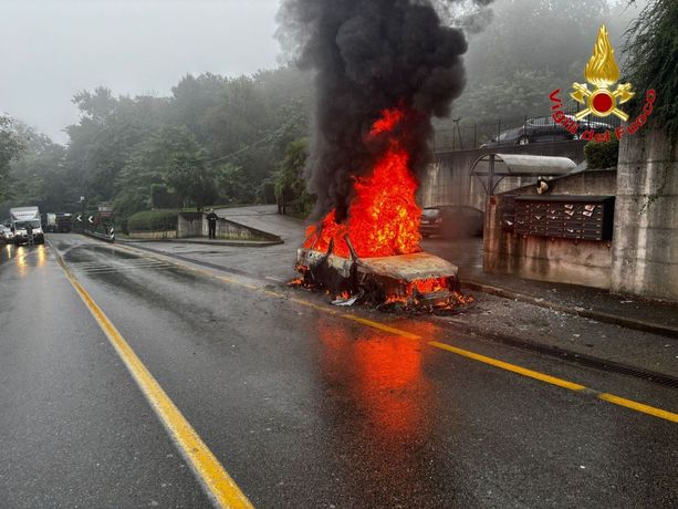 Auto divorata dalle fiamme sulla statale 233: il conducente si mette in salvo in tempo Auto divorata dalle fiamme sulla statale 233: il conducente si mette in salvo in tempo