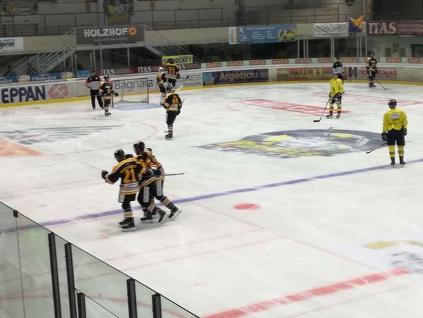 HOCKEY. Vecchio cuore giallonero batte 7 assenze e l'Appiano: il Pastore Tedesco indica la via all'overtime (5-4). Una vittoria per Marco Franchini (foto)