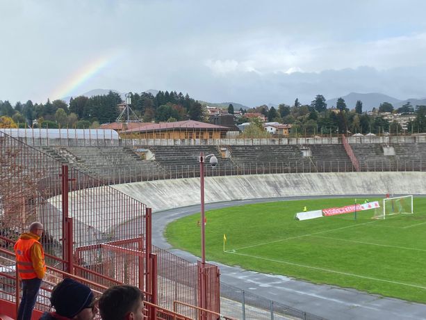 IN DIRETTA. Varese-Derthona 0-0. Arcobaleno prima del via sopra la curva nord IN DIRETTA. Varese-Derthona 0-0. Arcobaleno prima del via sopra la curva nord