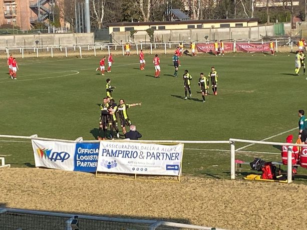 Rigori dati e falliti, espulsioni e finale convulso: il Varese pareggia ad Asti una (brutta) gara da battaglia Rigori dati e falliti, espulsioni e finale convulso: il Varese pareggia ad Asti una (brutta) gara da battaglia