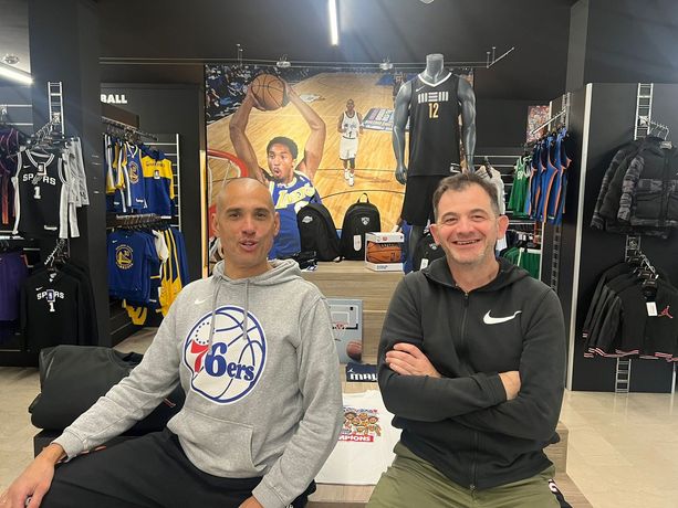 Mario, "il Costa" e un sogno a spicchi. Vent'anni di Triple, il negozio del basket nella città del basket Mario, "il Costa" e un sogno a spicchi. Vent'anni di Triple, il negozio del basket nella città del basket