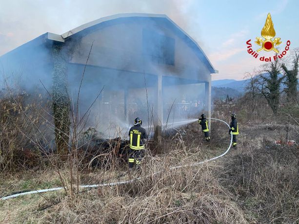 FOTO. Capannone abbandonato in fiamme: a Mesenzana arrivano i vigili del fuoco FOTO. Capannone abbandonato in fiamme: a Mesenzana arrivano i vigili del fuoco