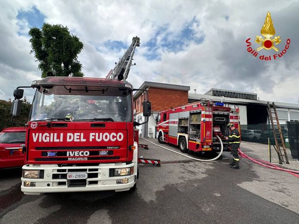 Fiamme in un'officina di Ceriano Laghetto. Incendio e colonna di fumo visibile dal Varesotto