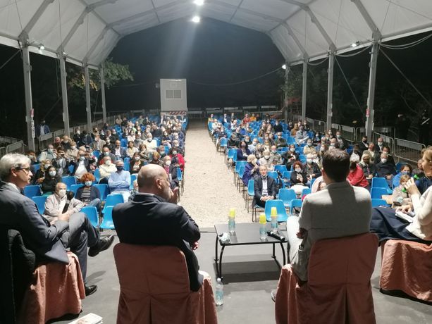 FOTO E VIDEO. A Varese Stefano Bonaccini spiega, davanti a Maroni, come battere la Lega FOTO E VIDEO. A Varese Stefano Bonaccini spiega, davanti a Maroni, come battere la Lega