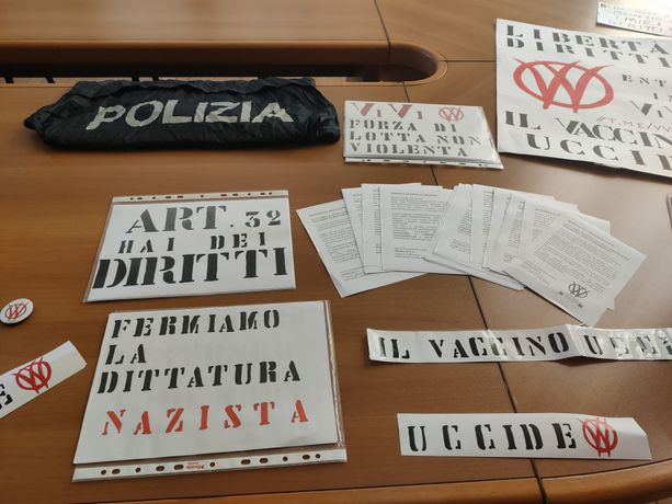 FOTO E VIDEO. Scritte no vax a Varese, la Digos denuncia due persone legate a V_V