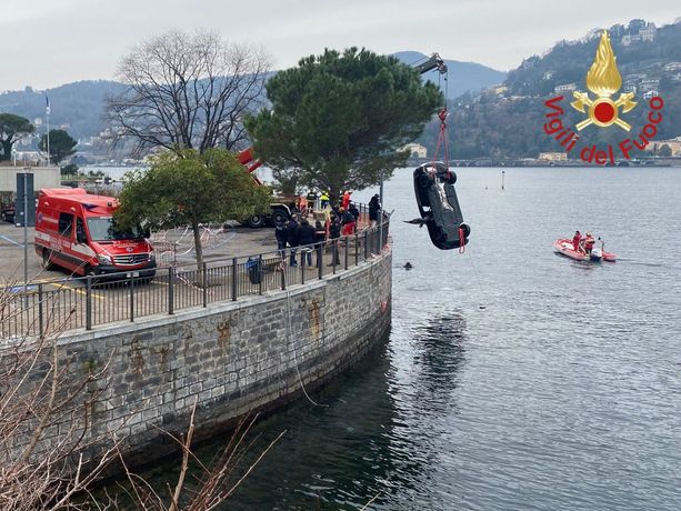 Recuperata dall'autogrù dei vigili del fuoco di Varese l'auto finita nel lago di Como. Giallo sulle cause della tragedia