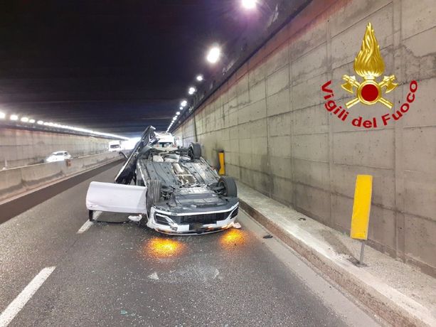 Scontro in galleria sulla statale di Malpensa: auto si ribalta, quattro feriti Scontro in galleria sulla statale di Malpensa: auto si ribalta, quattro feriti