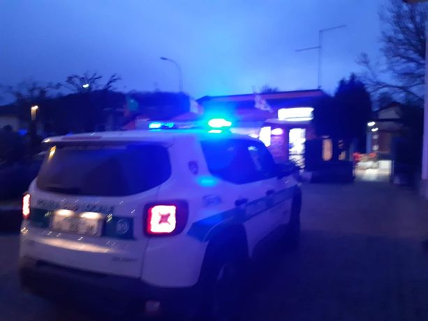Leggiuno: la polizia locale gli intima l'alt, motociclista accelera e impenna: per lui maxi multa da 7000 euro