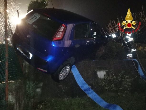 Malnate, auto "impazzita" sfonda la recinzione di un'abitazione e resta sospesa: recuperata con l'autogrù