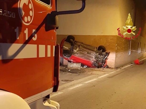 Auto si ribalta dopo lo schianto e finisce contro il muro di una casa: tre feriti a Cassano Magnago