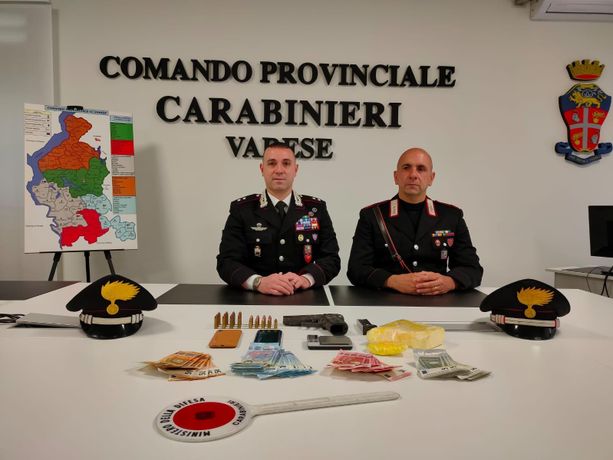 Blitz dei carabinieri a Brebbia: straniero tenta la fuga pistola in pugno, catturato sul tetto di casa Blitz dei carabinieri a Brebbia: straniero tenta la fuga pistola in pugno, catturato sul tetto di casa