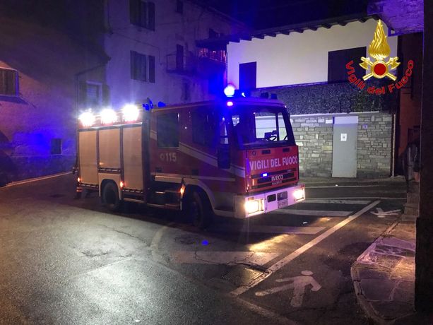 Fumo dalla caldaia a pellet, famiglia evacuata e una persona intossicata
