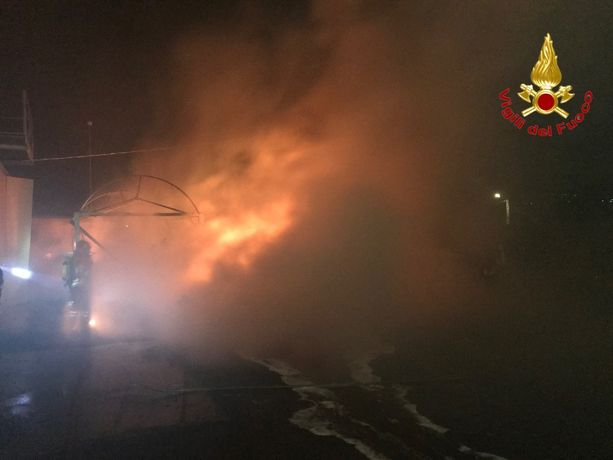 Fiamme prima dell'alba in un'azienda meccanica. Intervengono i vigili del fuoco Fiamme prima dell'alba in un'azienda meccanica. Intervengono i vigili del fuoco