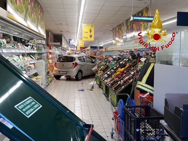 Auto sfonda la vetrata di un supermercato e finisce tra gli scaffali Auto sfonda la vetrata di un supermercato e finisce tra gli scaffali