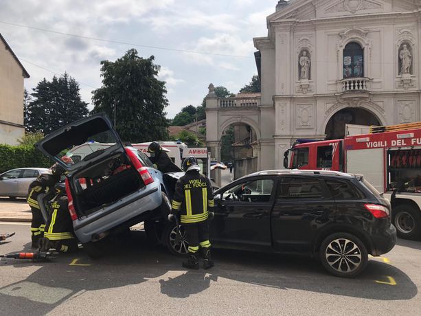 Violento schianto in via Porro a Induno: tre donne soccorse Violento schianto in via Porro a Induno: tre donne soccorse