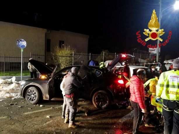 Due auto si scontrano e due passanti vengono travolte. Elisoccorso in azione a Marchirolo