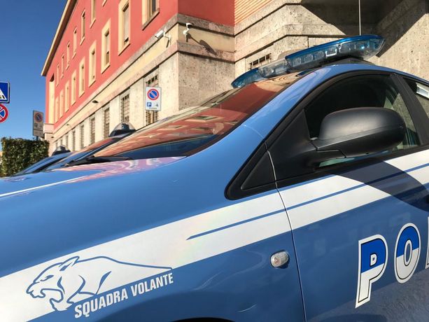 Tenta di rubare magliette dell'Inter e fugge seminando il caos alle Corti: arrestato Tenta di rubare magliette dell'Inter e fugge seminando il caos alle Corti: arrestato