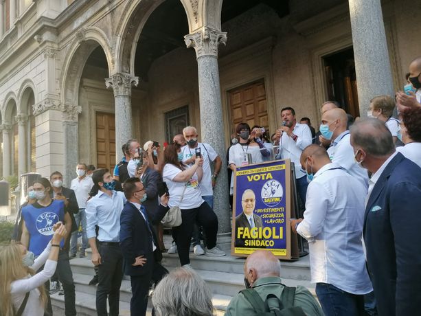 FOTO e VIDEO. Per Salvini a Saronno bagno di folla e contestazioni: «Maroni? Il sindaco di Varese lo sceglie la sezione»