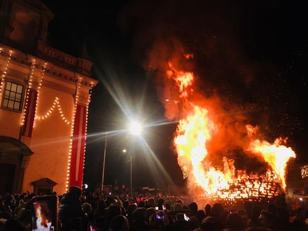 Falò di Sant'Antonio, ci siamo quasi: ecco tutto il programma e le strade chiuse per la tradizione più amata dai varesini Falò di Sant'Antonio, ci siamo quasi: ecco tutto il programma e le strade chiuse per la tradizione più amata dai varesini