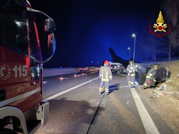 Incidente stradale sull'A26 nella zona di Arona: due persone ferite nelle auto ribaltate Incidente stradale sull'A26 nella zona di Arona: due persone ferite nelle auto ribaltate