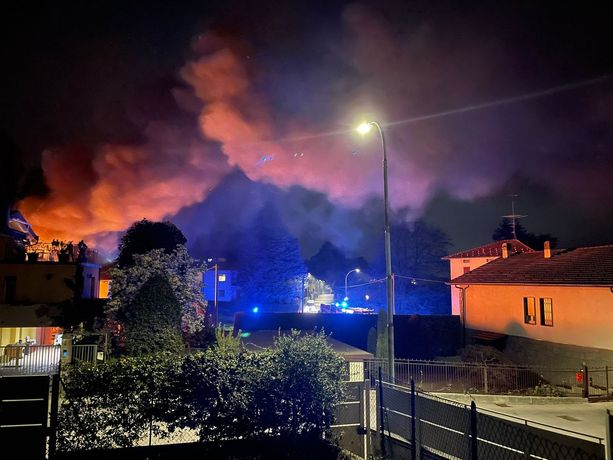 FOTO e VIDEO. Fiamme e fumo in via Oriani. A fuoco i tetti di due case, zona senza corrente FOTO e VIDEO. Fiamme e fumo in via Oriani. A fuoco i tetti di due case, zona senza corrente