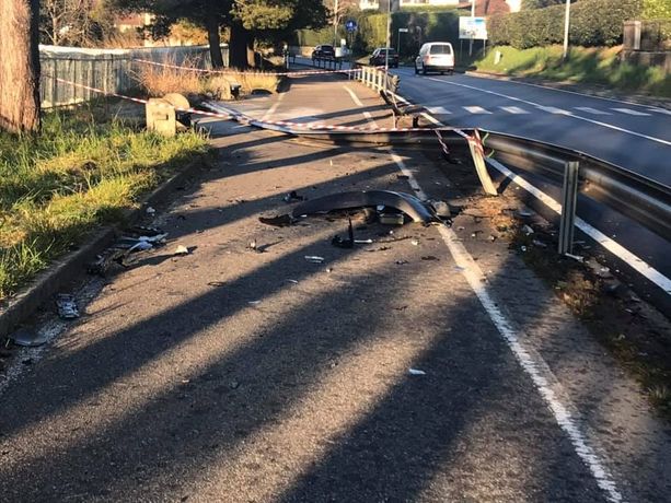 FOTO. Auto piomba sulla ciclabile del lago: danni e spavento a Gavirate