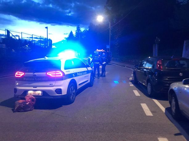 Varese, cadono dalla moto e si schiantano: muore 24enne, gravissima una ragazza