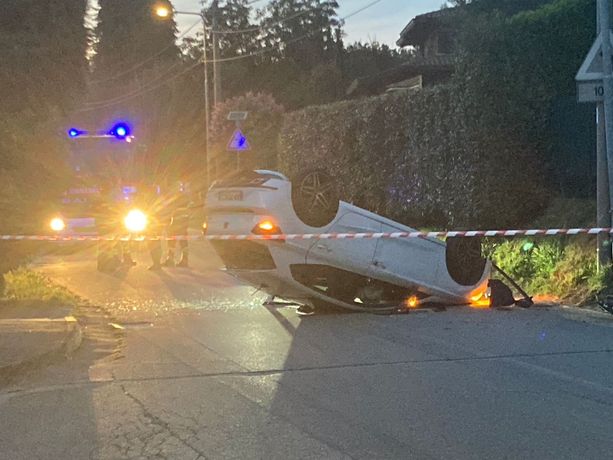 FOTO. Varese, paura e nuovo incidente serale alle Bustecche: un'auto si ribalta in via Carnia, c'è un ferito FOTO. Varese, paura e nuovo incidente serale alle Bustecche: un'auto si ribalta in via Carnia, c'è un ferito