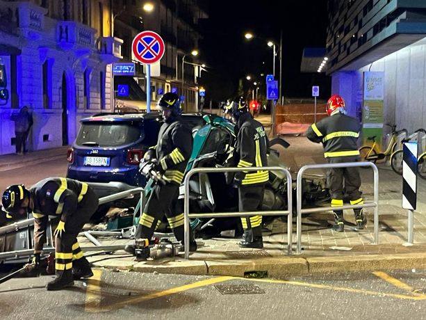 Fuori pericolo la ragazza di 16 anni gravemente ferita nello schianto di via Sempione Fuori pericolo la ragazza di 16 anni gravemente ferita nello schianto di via Sempione