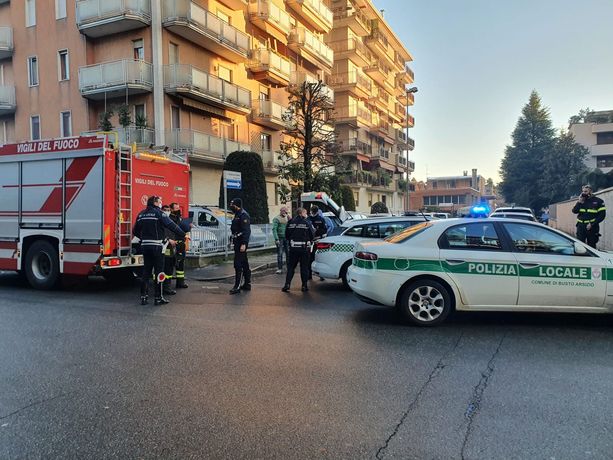 FOTO. Busto Arsizio, operaio cade da un ponteggio in via Ferrer: è grave