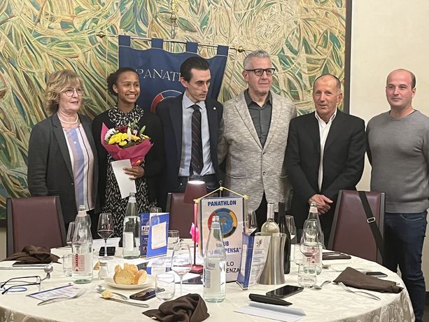 VIDEO E FOTO. Carlo Speroni, un omaggio alla storia e al futuro. Marta Amanì riceve il premio: «Grazie, l'atletica ci insegna umiltà, sacrificio e resistenza» VIDEO E FOTO. Carlo Speroni, un omaggio alla storia e al futuro. Marta Amanì riceve il premio: «Grazie, l'atletica ci insegna umiltà, sacrificio e resistenza»