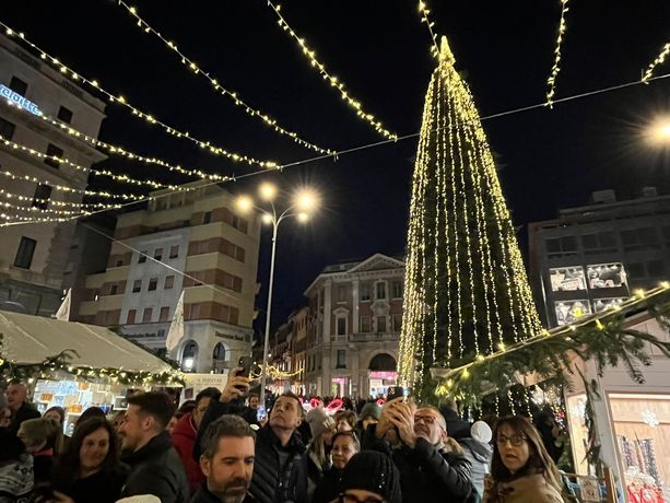 Stasera si accende il Natale di Varese. Domenica via allo spettacolo dei Giardini Stasera si accende il Natale di Varese. Domenica via allo spettacolo dei Giardini