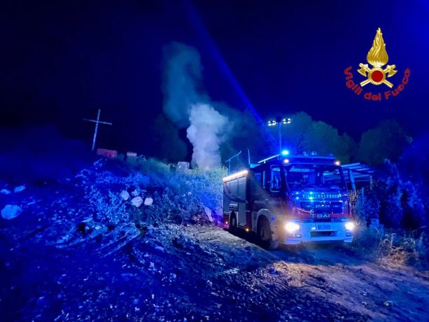 Roulotte in fiamme, vigili del fuoco al lavoro in via Postumia Roulotte in fiamme, vigili del fuoco al lavoro in via Postumia