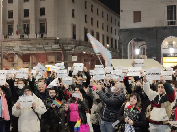 VIDEO. «Ver-go-gna, ver-go-gna»: piazza Monte Grappa contro la "morte" del ddl Zan. L'assessore Dimaggio: «La diversità è un valore. Vivere sereni ed essere felici diritto di tutti» VIDEO. «Ver-go-gna, ver-go-gna»: piazza Monte Grappa contro la "morte" del ddl Zan. L'assessore Dimaggio: «La diversità è un valore. Vivere sereni ed essere felici diritto di tutti»