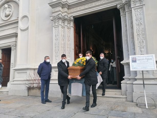 VIDEO. Chiesa gremita, lacrime e un tenero applauso per l'ultimo saluto a Giancarlo Pignone. «La sua generosità ci guiderà per sempre» VIDEO. Chiesa gremita, lacrime e un tenero applauso per l'ultimo saluto a Giancarlo Pignone. «La sua generosità ci guiderà per sempre»
