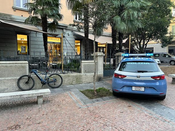 Spaccata da Pirola, ladro se ne va col fondo cassa. E’ il terzo furto in pochi mesi Spaccata da Pirola, ladro se ne va col fondo cassa. E’ il terzo furto in pochi mesi