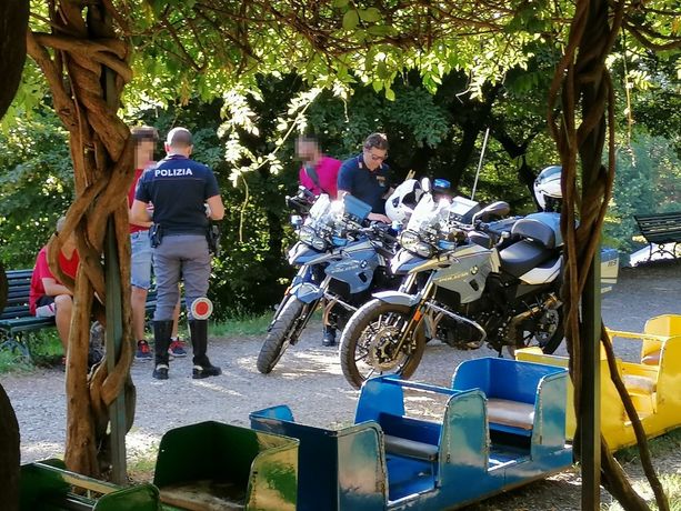 Nudo ai Giardini Estensi insegue le ragazzine, daspo urbano per un giovane afgano Nudo ai Giardini Estensi insegue le ragazzine, daspo urbano per un giovane afgano